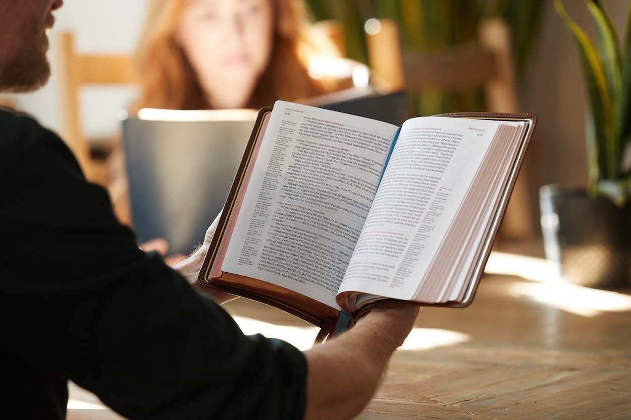 text-only-vs-reference-bibles-thomas-nelson-bibles