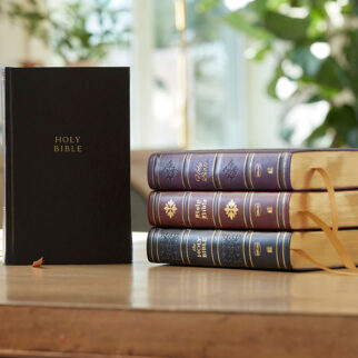 NKJV Personal Size Giant Print Reference Bible Photo