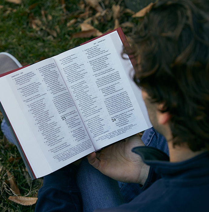 NKJV-Personal-Size-Giant-Print-Reference-Bible-photo 689x700 man reading NKJV personal size